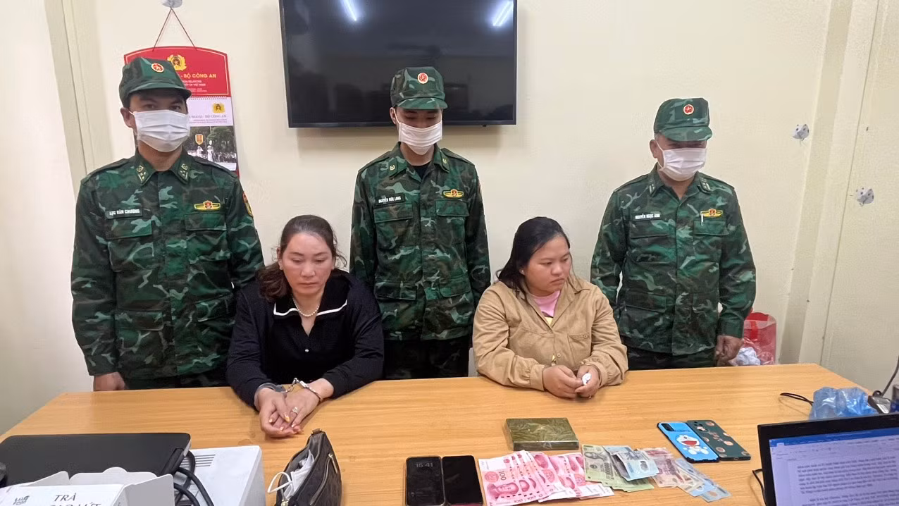 1.Đối tượng Hồ Thị Lưu và Hoàng Thị Hằng cùng tang vật.jpg