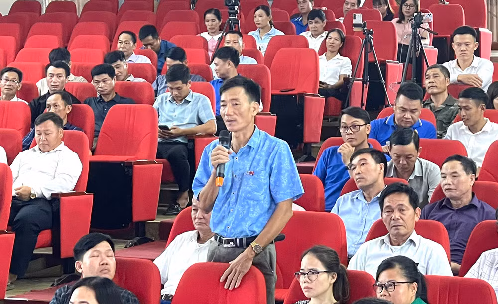 Đại biểu nêu ý kiến phát biểu tại hội nghị.jpg