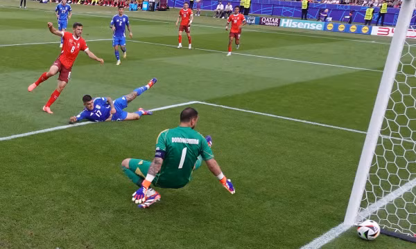 Gianluigi Donnarumma phải vào lưới nhặt bóng 2 lần trong trận đấu đầu tiên vòng 1/8 EURO 2024.