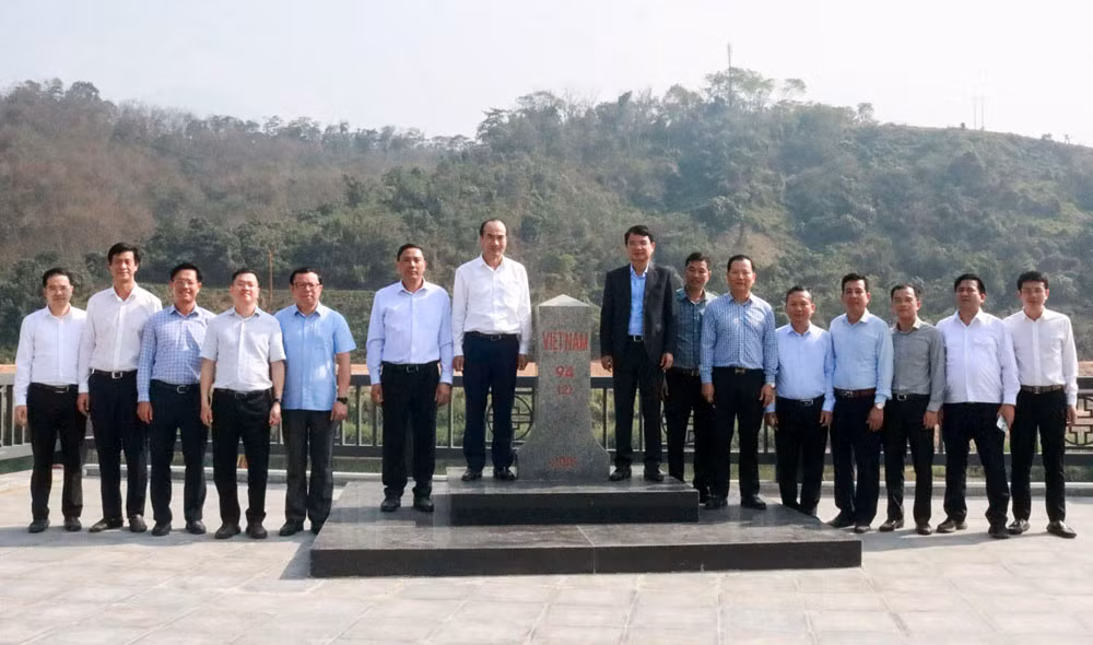 Các đồng chí lãnh đạo tỉnh, huyện chụp ảnh lưu niệm tại Cột mốc biên giới 94 (2).jpg