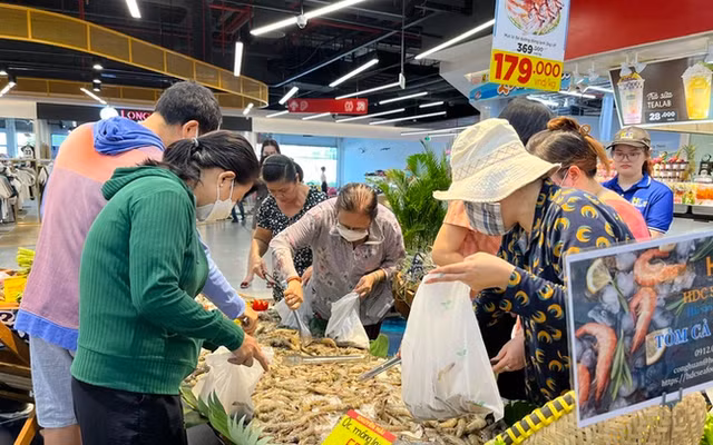 Việc kéo dài các chính sách tài khóa, giãn hoãn nợ, giảm thuế, phí, trong đó có giảm thuế giá trị gia tăng sẽ tạo động lực mới cho tăng trưởng tiêu dùng, xuất khẩu.