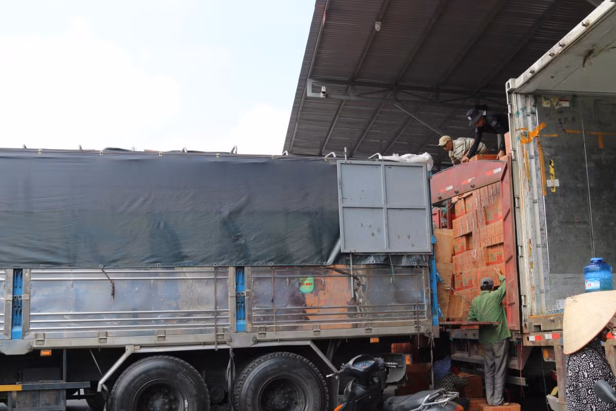 Trung bình, mỗi ngày có khoảng trên 470 phương tiện chở hàng hóa xuất, nhập khẩu thông quan qua cửa khẩu quốc tế đường bộ số 2 Kim Thành.