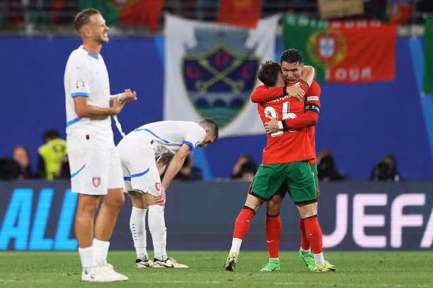 Ronaldo và đồng đội mừng chiến thắng trước CH Séc.