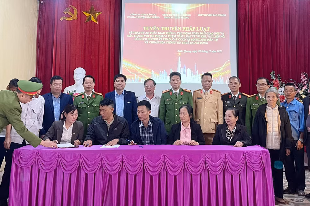 Các trưởng thôn kí cam kết không vi phạm pháp luật về vũ khí, vật liệu nổ, CCHT và pháo.jpg