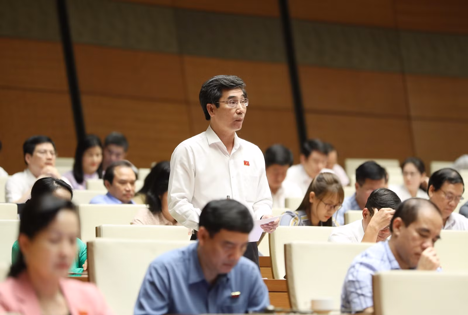 ĐB Trần Chí Cường phát biểu thảo luận.