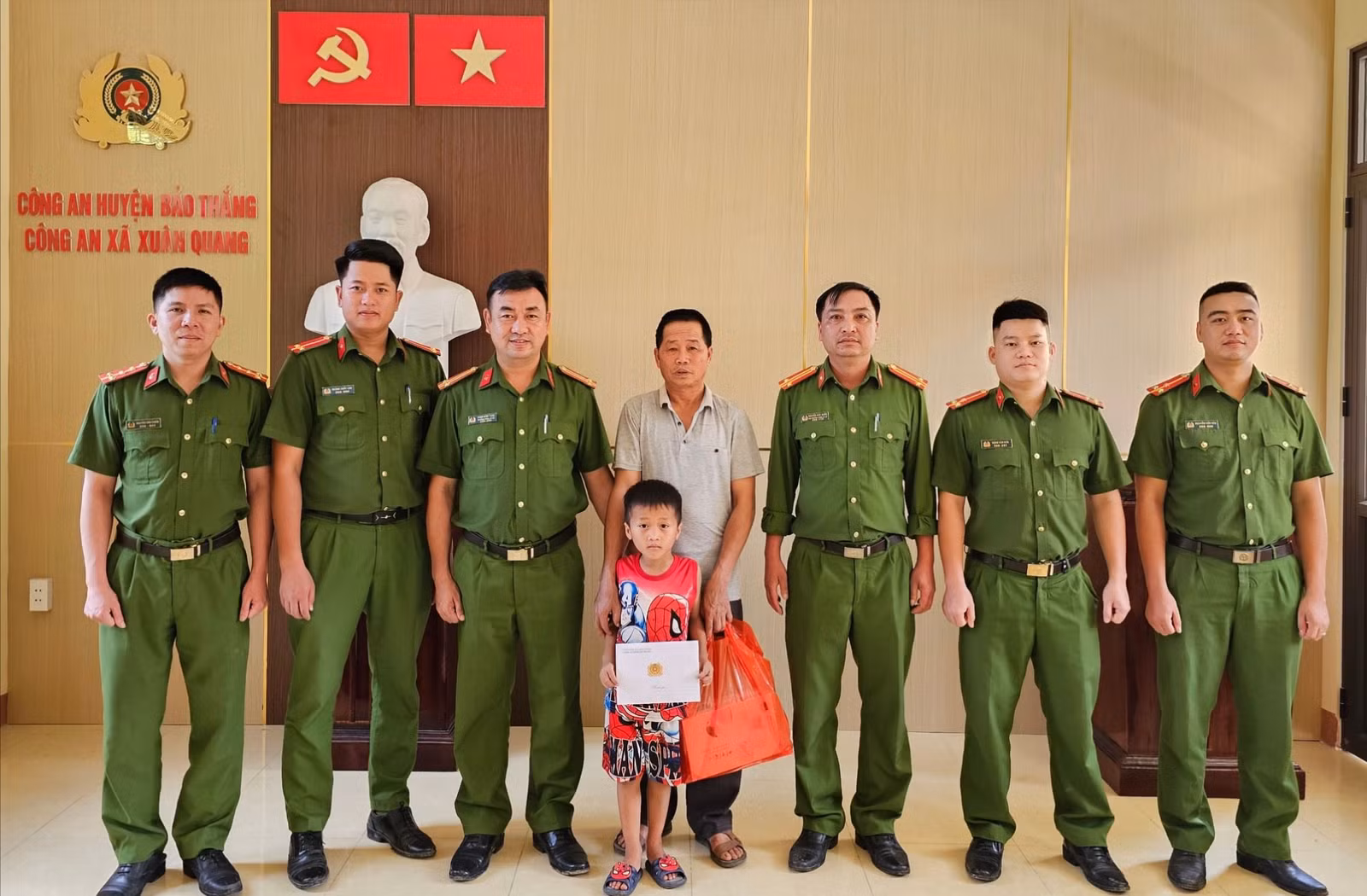 Ảnh 1- Cháu Trần Huy Quân chụp ảnh lưu niệm cùng CBCS Công an xã Xuân Quang.JPG