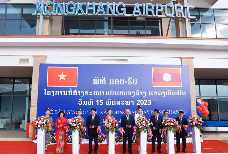 Các đại biểu làm lễ khánh thành, đưa vào sử dụng sân bay Nongkhang tại tỉnh Huaphanh, Lào.