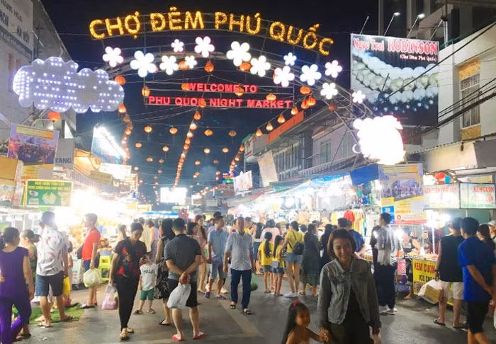 Khu chợ đêm Phú Quốc nhộn nhịp khách tham quan, mua sắm.