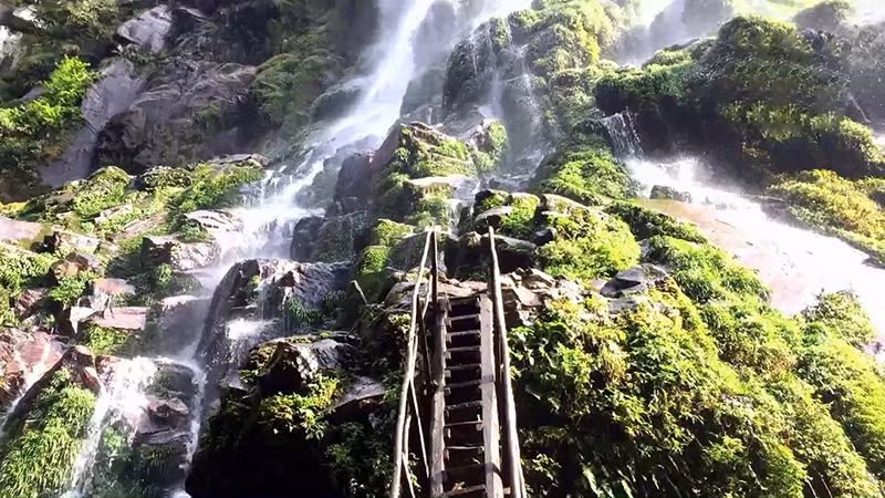 Những bậc thang giúp du khách dễ dàng chinh phục thác.