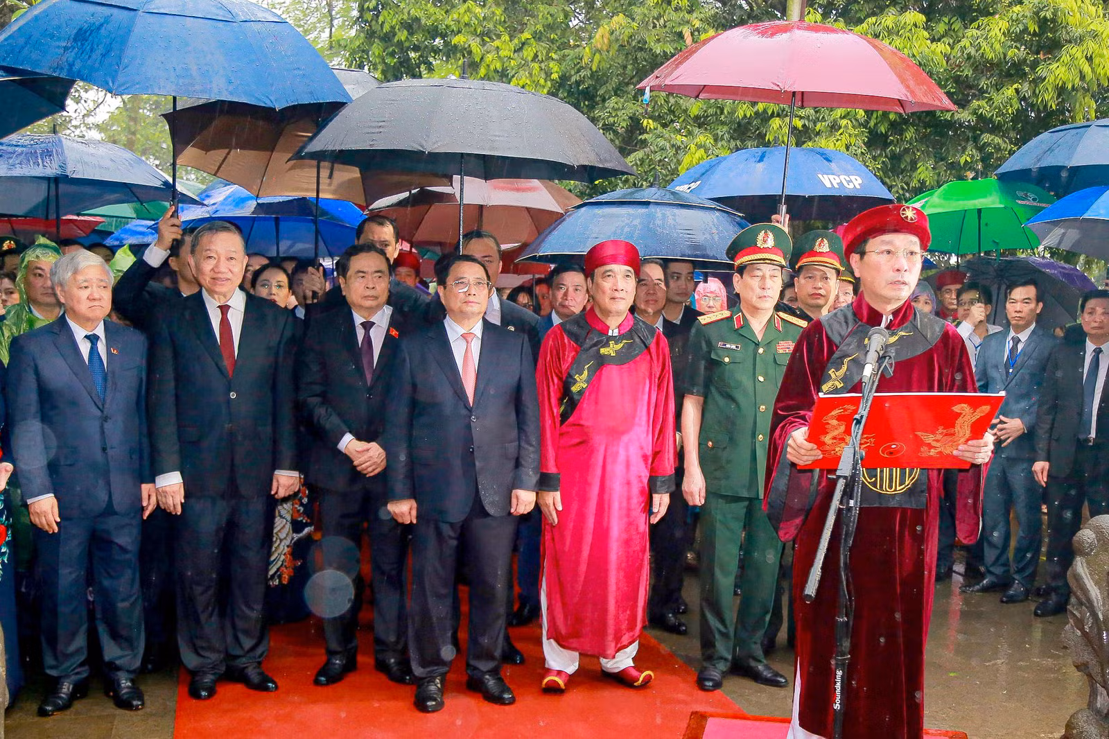 Chủ tịch UBND tỉnh Phú Thọ Bùi Văn Quang kính cẩn đọc Chúc văn tưởng niệm các Vua Hùng.
