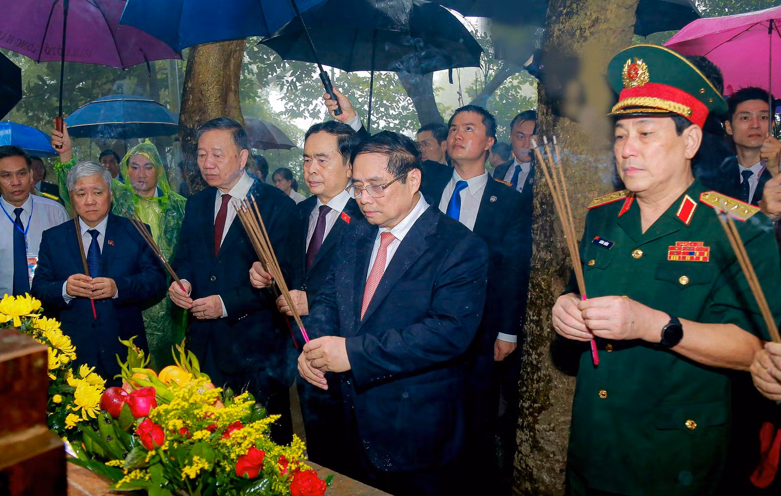 Thủ tướng Phạm Minh Chính và các đại biểu dâng hương tưởng nhớ các Vua Hùng.