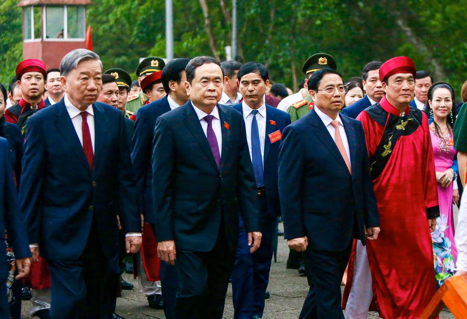 Đoàn đại biểu lãnh đạo Ðảng, Nhà nước, các cơ quan Trung ương, các địa phương; lãnh đạo tỉnh Phú Thọ, các sở, ngành, đoàn thể, huyện, thành, thị và nhân dân về dự Lễ dâng hương.