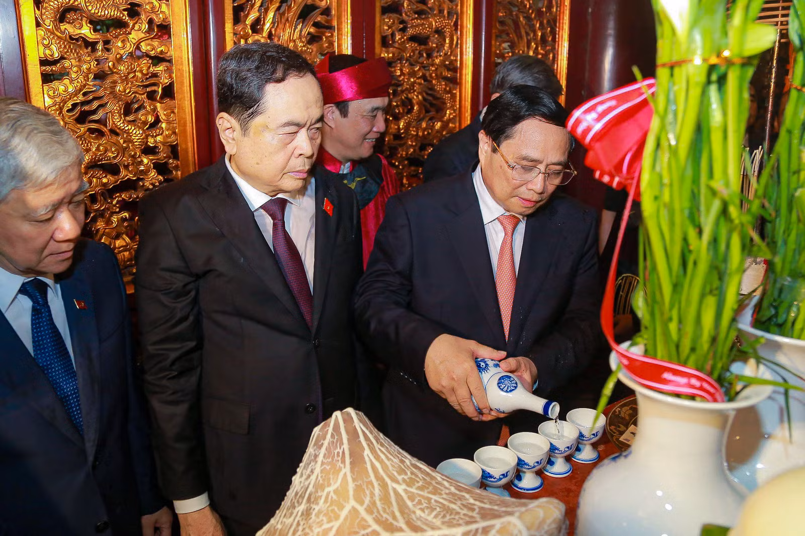 Thủ tướng Phạm Minh Chính cùng lãnh đạo Đảng, Nhà nước và lãnh đạo địa phương vào Thượng cung dâng hương, hoa, bày tỏ lòng biết ơn sâu sắc các bậc tiền nhân đã có công dựng nước để con cháu nối tiếp truyền thống Lạc Hồng xây dựng đất nước Việt Nam giàu đẹp, văn minh như ngày hôm nay.