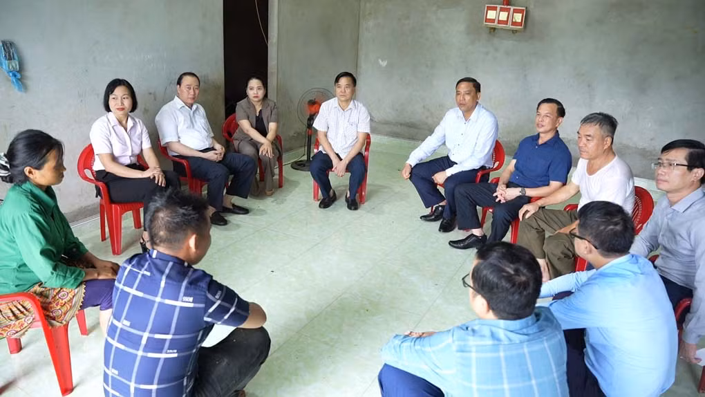 thăm gia đình có con bị nước cuốn.jpg