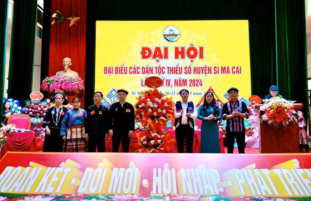 các đồng chí lãnh đạo tặng hoa chức mừng đại hội (1).jpg