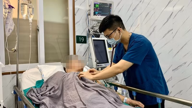 Bác sĩ chuyên khoa II Nguyễn Tiến Dũng, Trung tâm Đột quỵ, Bệnh viện Bạch Mai thăm khám cho người bệnh.