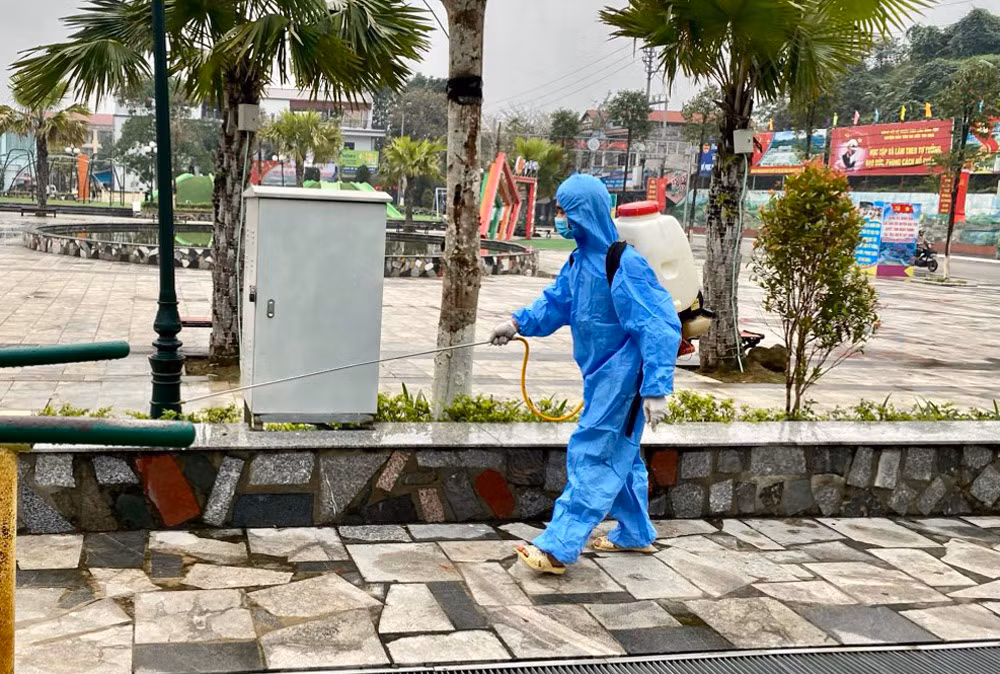 Phun thuốc diệt muỗi tại các tiểu công viên trên địa bàn thị trấn.jpg