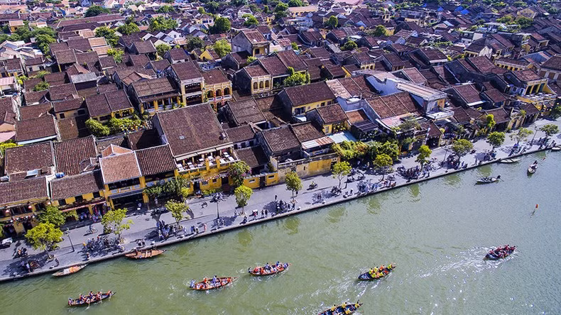 Phố cổ Hội An bên sông Hoài.