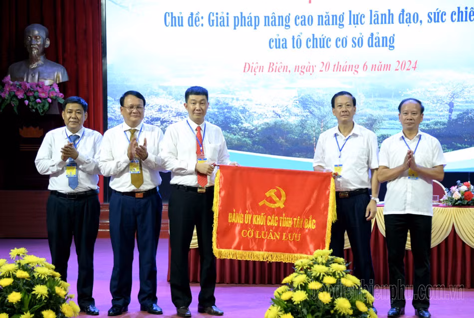 Thường trực Đảng ủy Khối CQ&amp;DN tỉnh Điện Biên trao cờ luân lưu tổ chức Hội nghị giao ban 6 tháng cuối năm 2024 cho Thường trực Đảng ủy Khối CQ&amp;DN tỉnh Sơn La.