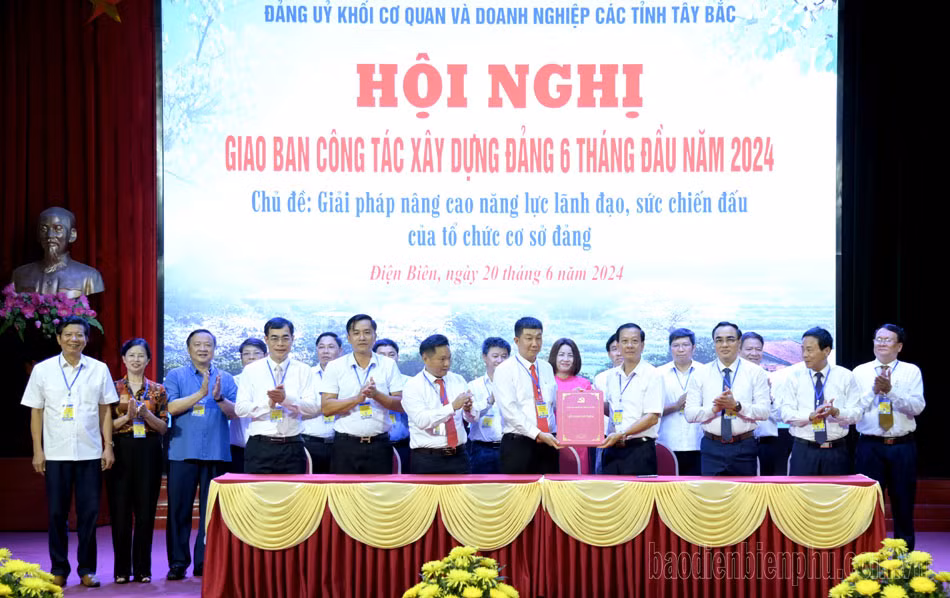 Các đồng chí Trưởng đoàn Đảng ủy Khối các tỉnh Tây Bắc ký sổ vàng lưu niệm trước sự chứng kiến của các đại biểu dự Hội nghị.