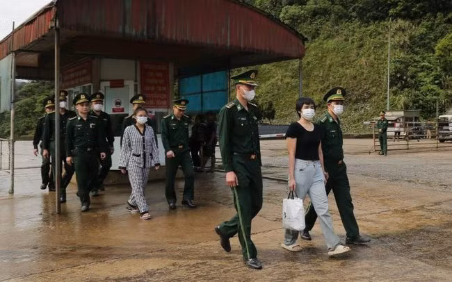 Cán bộ BĐBP đón hai nạn nhân tại cửa khẩu quốc tế Cầu Treo.