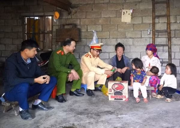 Công an huyện Mèo Vạc, Hà Giang tặng quà và tuyên truyền, phổ biến pháp luật cho bà con dân tộc thiểu số.