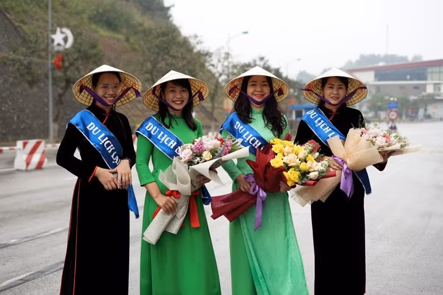 Ngày 15-3-2023, các cô gái Việt Nam tay cầm hoa tươi chào đón du khách Trung Quốc tại Cửa khẩu quốc tế Hữu Nghị (Lạng Sơn, Việt Nam).