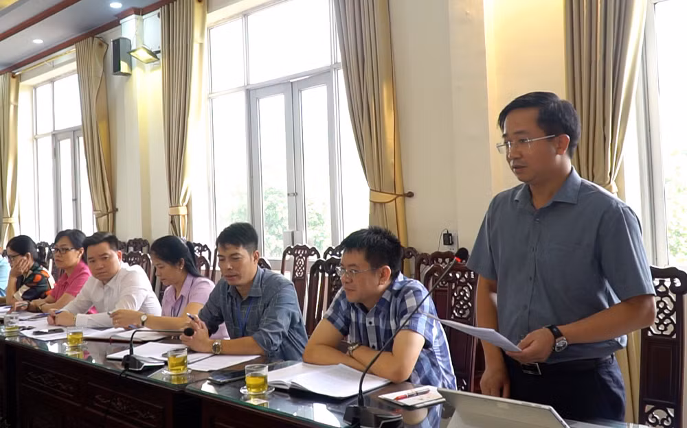 đồng chí bí thư huyện ủy phát biểu.jpg