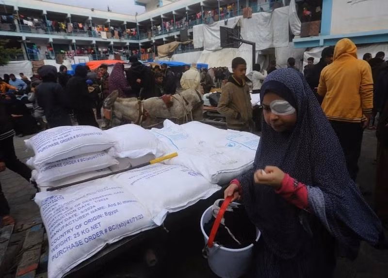 Người dân chờ nhận lương thực cứu trợ của UNRWA tại Rafah, Dải Gaza.