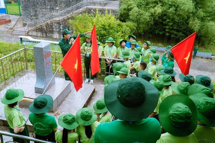 Cán bộ Đồn tuyên truyền luật cho học sinh tại cột mốc biên giới.