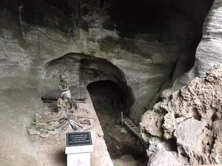 Di tích khảo cổ Hang xóm Trại.