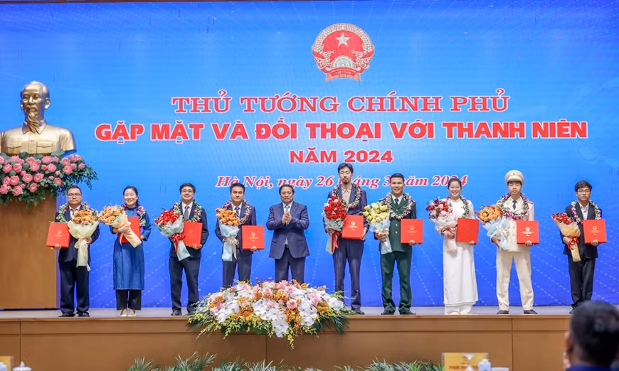 Thủ tướng tặng quà chúc mừng các Gương mặt trẻ Việt Nam tiêu biểu năm 2023.