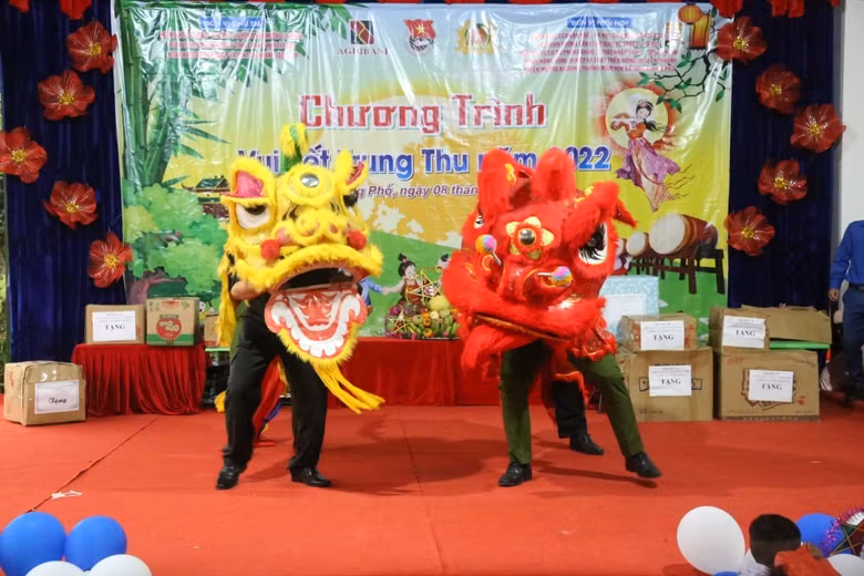 Đoàn viên, thanh niên Công an tỉnh múa sư tử phục vụ các em thiếu nhi..JPG