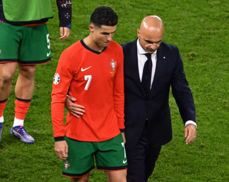 Huấn luyện viên Roberto Martinez an ủi Ronaldo sau khi Bồ Đào Nha thất bại trên chấm luân lưu trước Pháp ở tứ kết.