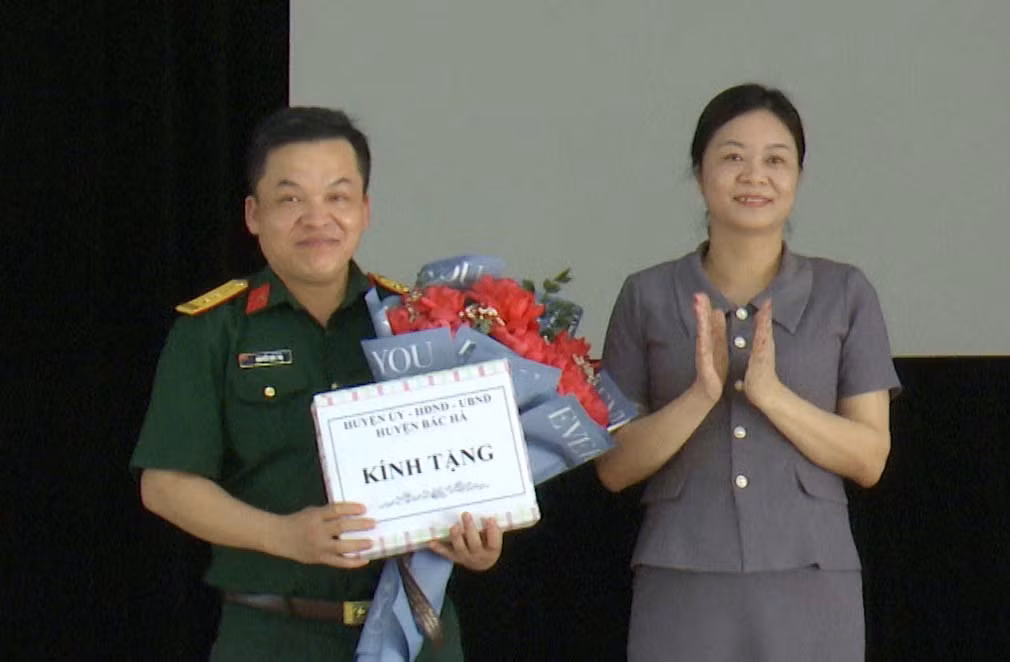tặng quà đơn vị huấn luyện(1).jpg