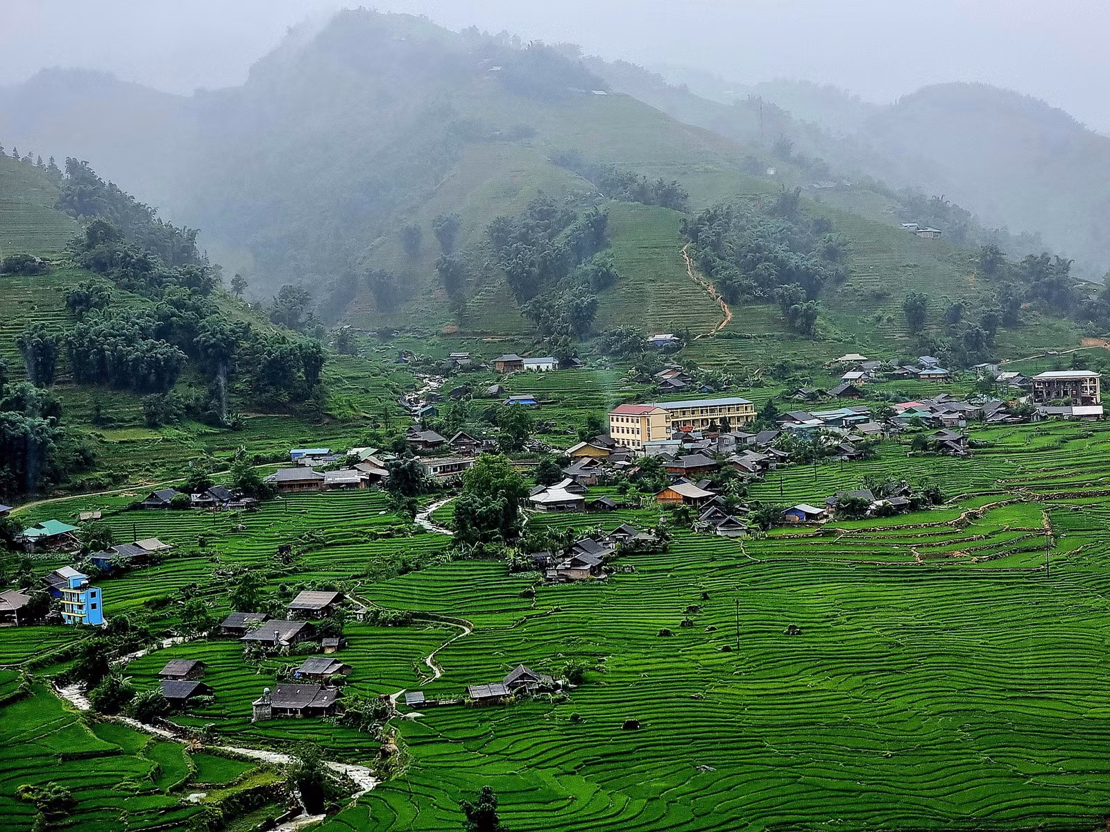 Bản Tả Van nhìn từ trên cao.