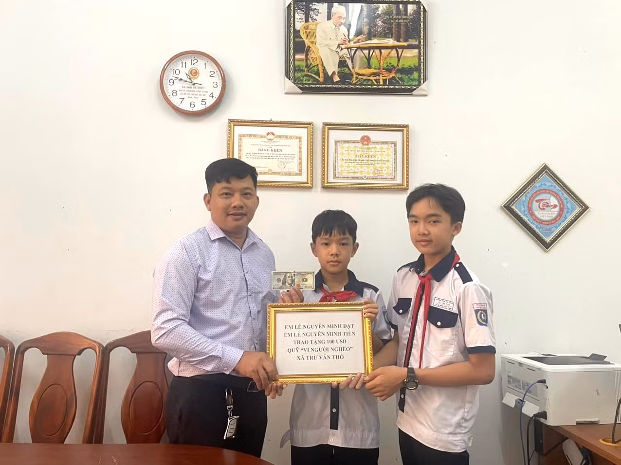Hai anh em Lê Nguyễn Minh Đạt và Lê Nguyễn Minh Tiến trao tiền ủng hộ Quỹ “Vì người nghèo”.