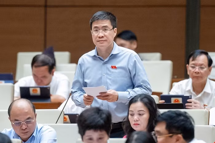 Đại biểu Hoàng Minh Hiếu, đoàn ĐBQH Nghệ An, thảo luận.