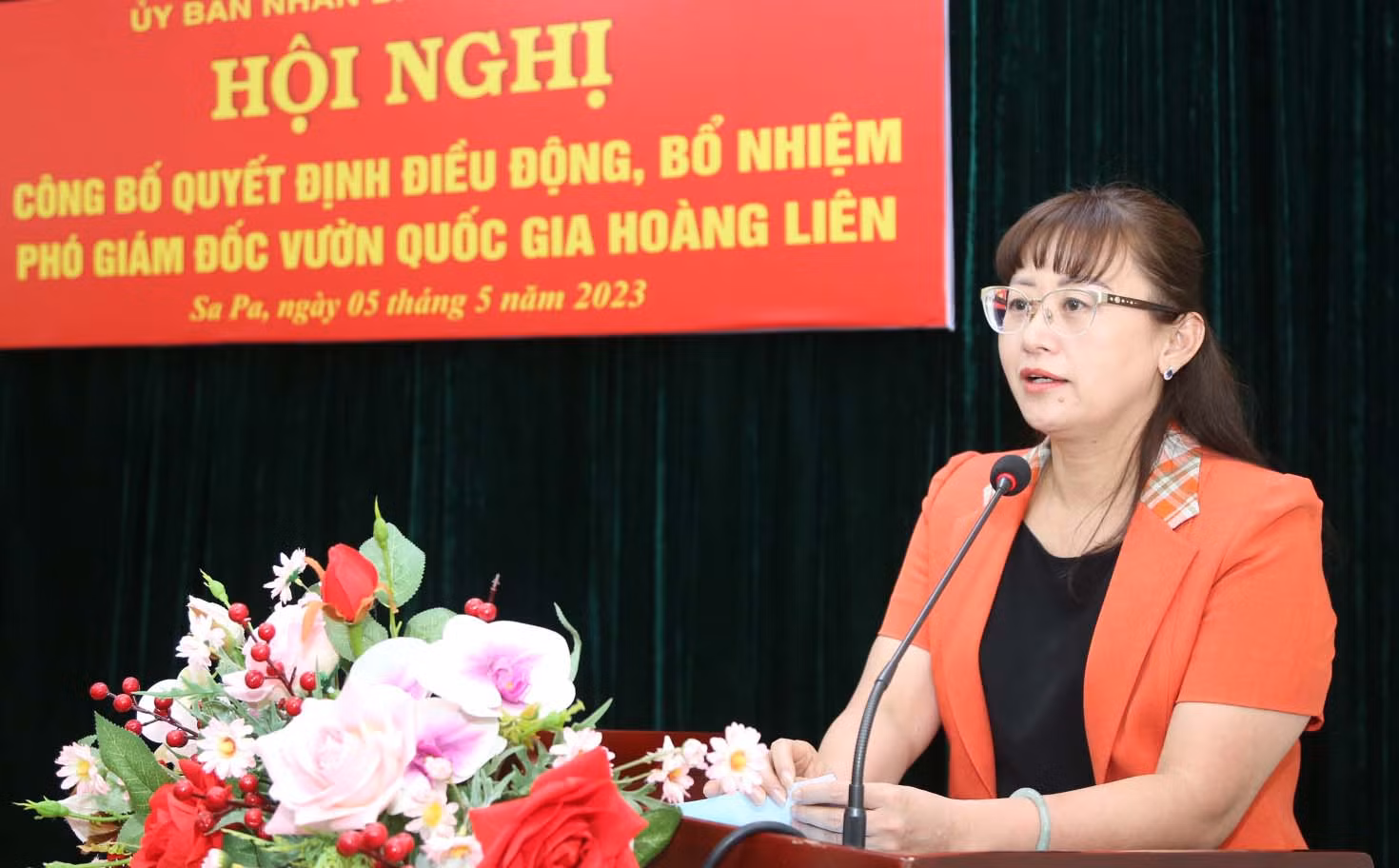 Đồng chí Giàng Thị Dung, Phó Chủ tịch UBND tỉnh phát biểu giao nhiệm vụ cho đồng chí Vũ Đức Quyền.jpg