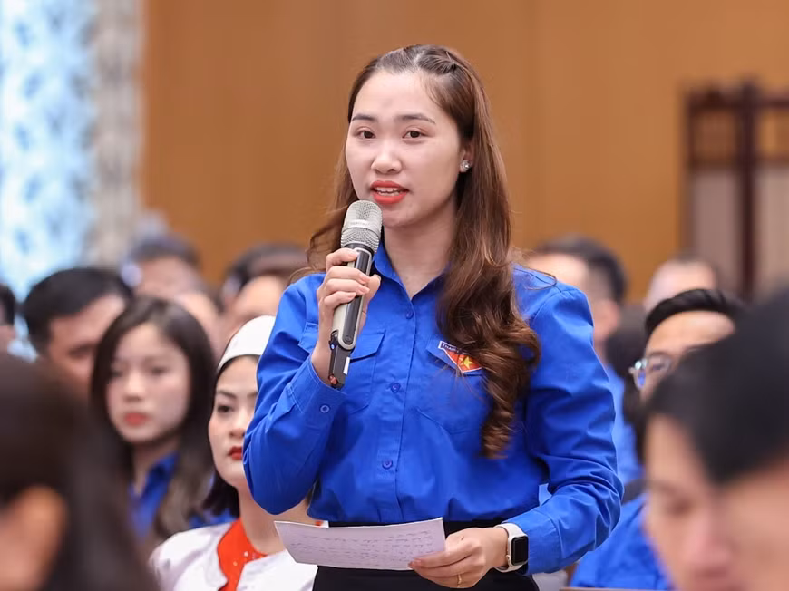 Các đại biểu thanh niên đặt câu hỏi tại chương trình.