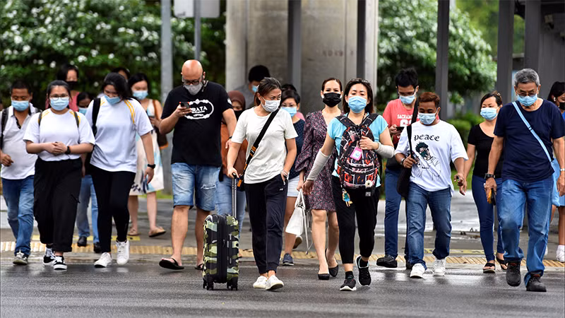 Người dân Singapore đi bộ trên phố ngày 14/5/2021.