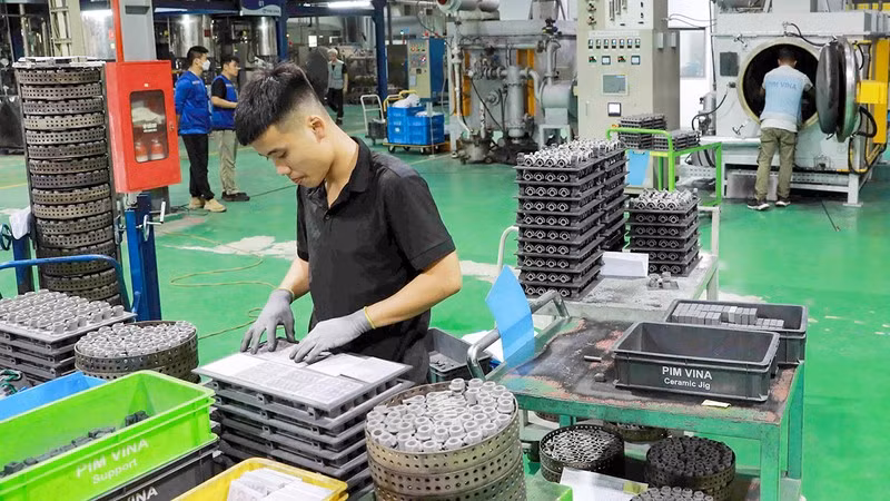 Sản xuất linh kiện ô-tô tại Công ty TNHH Pim Vina (FDI Hàn Quốc) ở Khu công nghiệp Mỹ Trung, huyện Mỹ Lộc, tỉnh Nam Ðịnh.