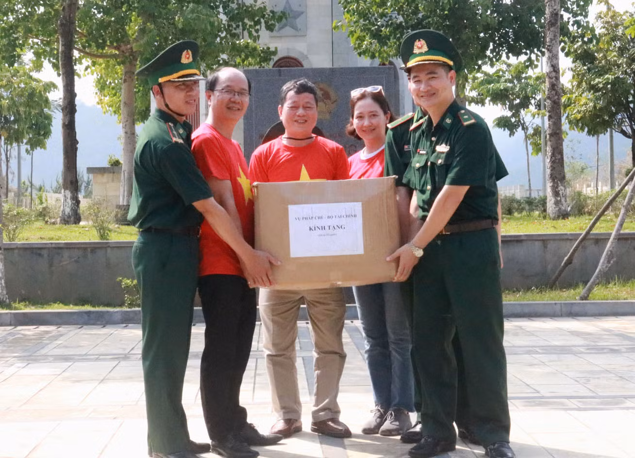 Tặng cờ cho tổ quản lý cột cờ Lũng Pô.jpg
