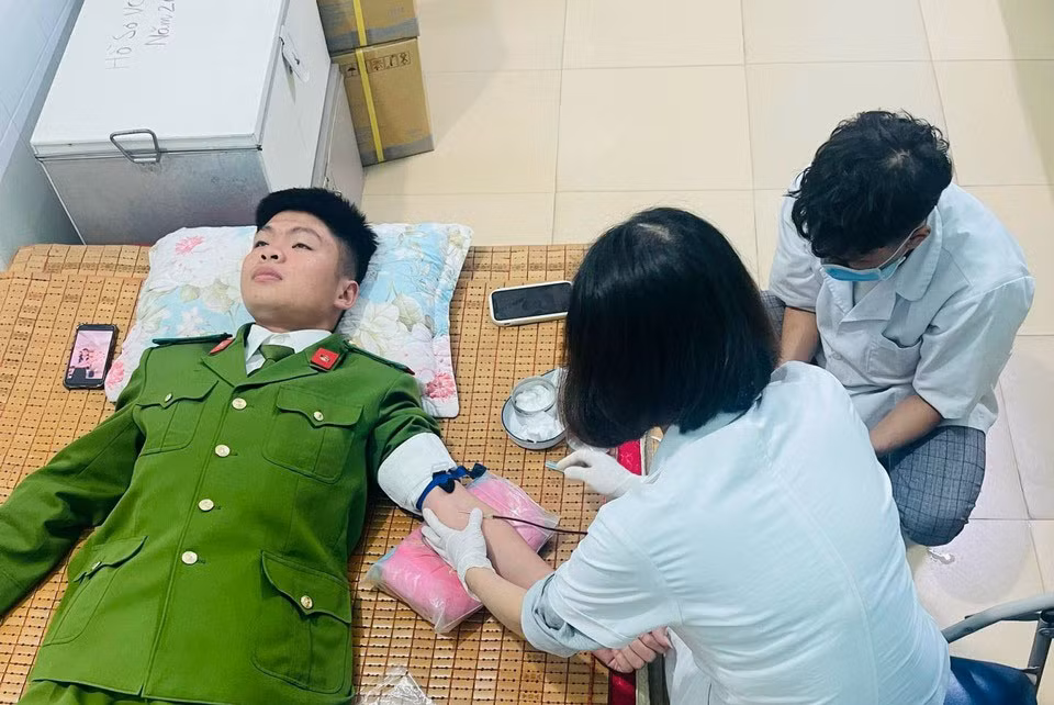 Đồng chí Ma Thế Huy có mặt tại bệnh viện Đa khoa huyện Văn Bàn để hiến máu cho bệnh nhân.jpg