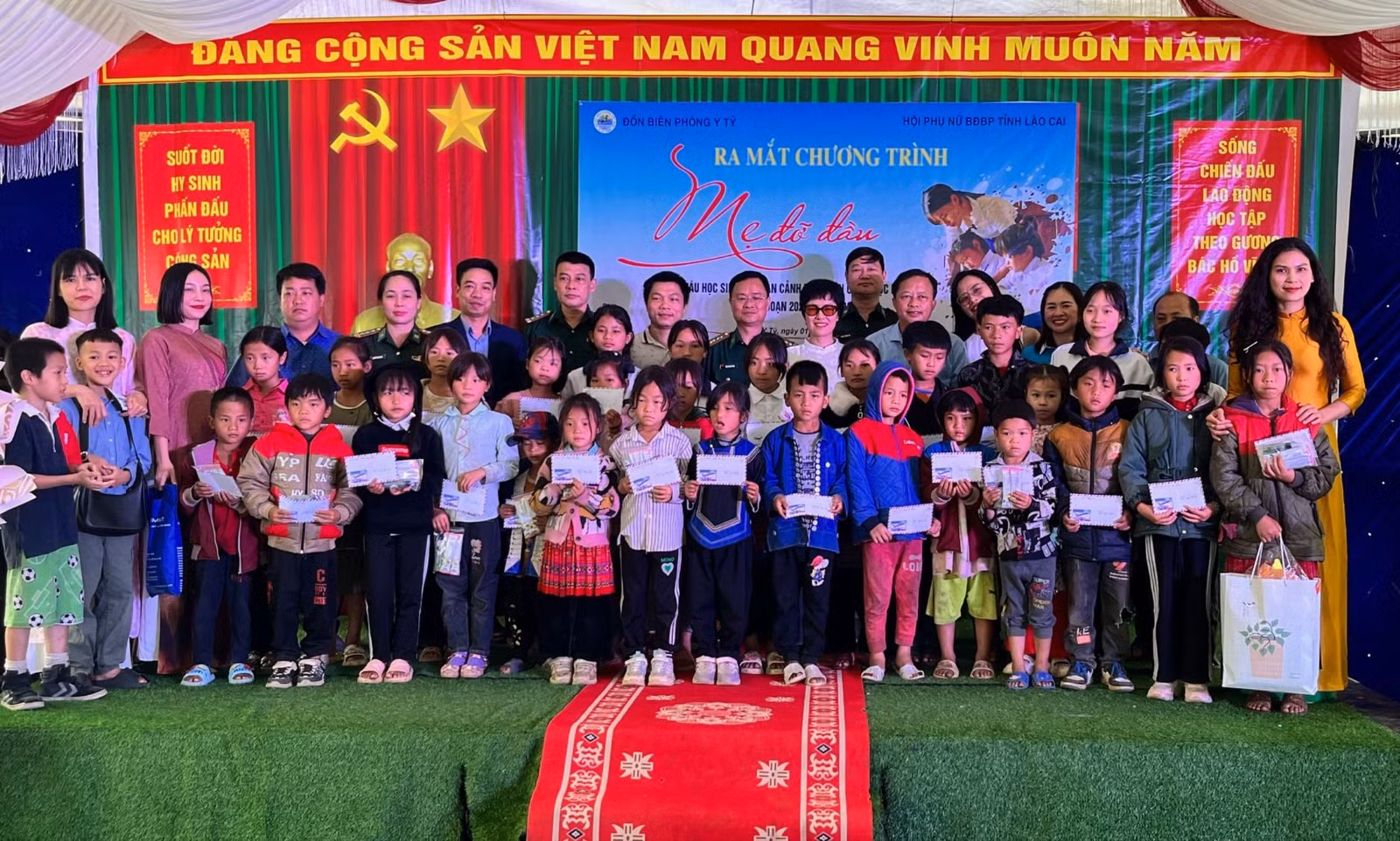 CÁC ĐẠI BIỂU THAM DỰ RA MẮT CHƯƠNG TRÌNH MẸ ĐỠ ĐẦU CÙNG 30 CHÁU ĐƯỢC NHẬN ĐỠ ĐẦU.jpg
