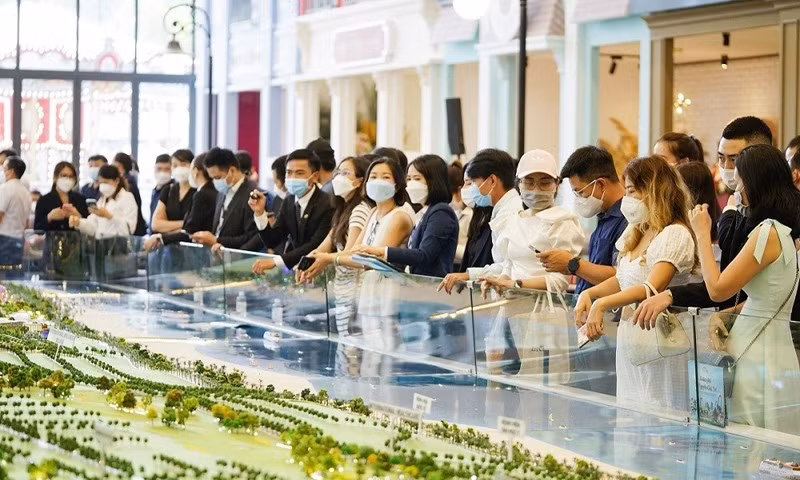 Từ 1/1/2025, cá nhân hành nghề bất động sản phải có chứng chỉ hành nghề. ảnh 1