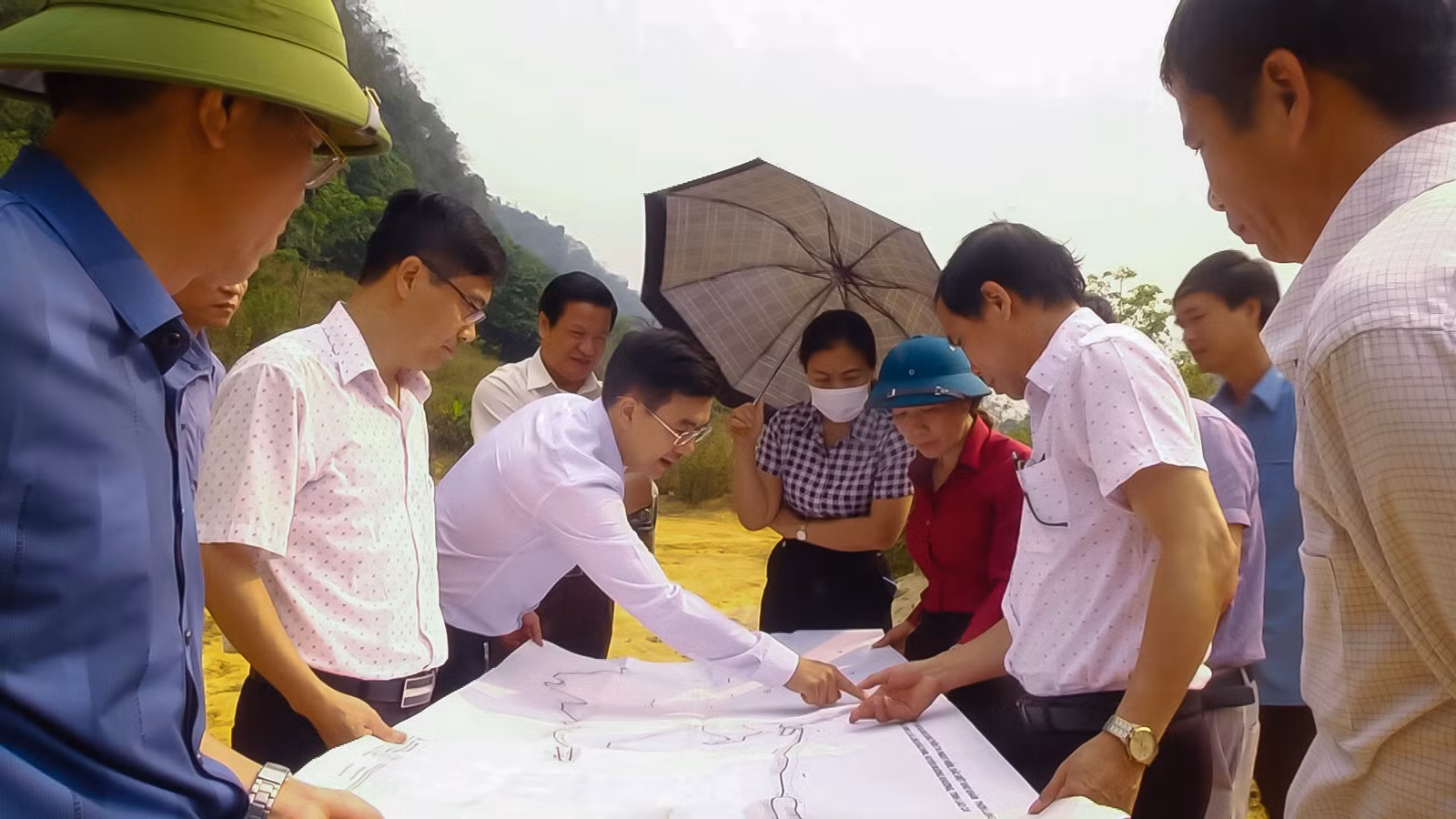 Đoàn giám sát thực tế tại Dự án sắp xếp dân cư tại thôn Na Vang – xã Lùng Khấu Nhin 1.jpg