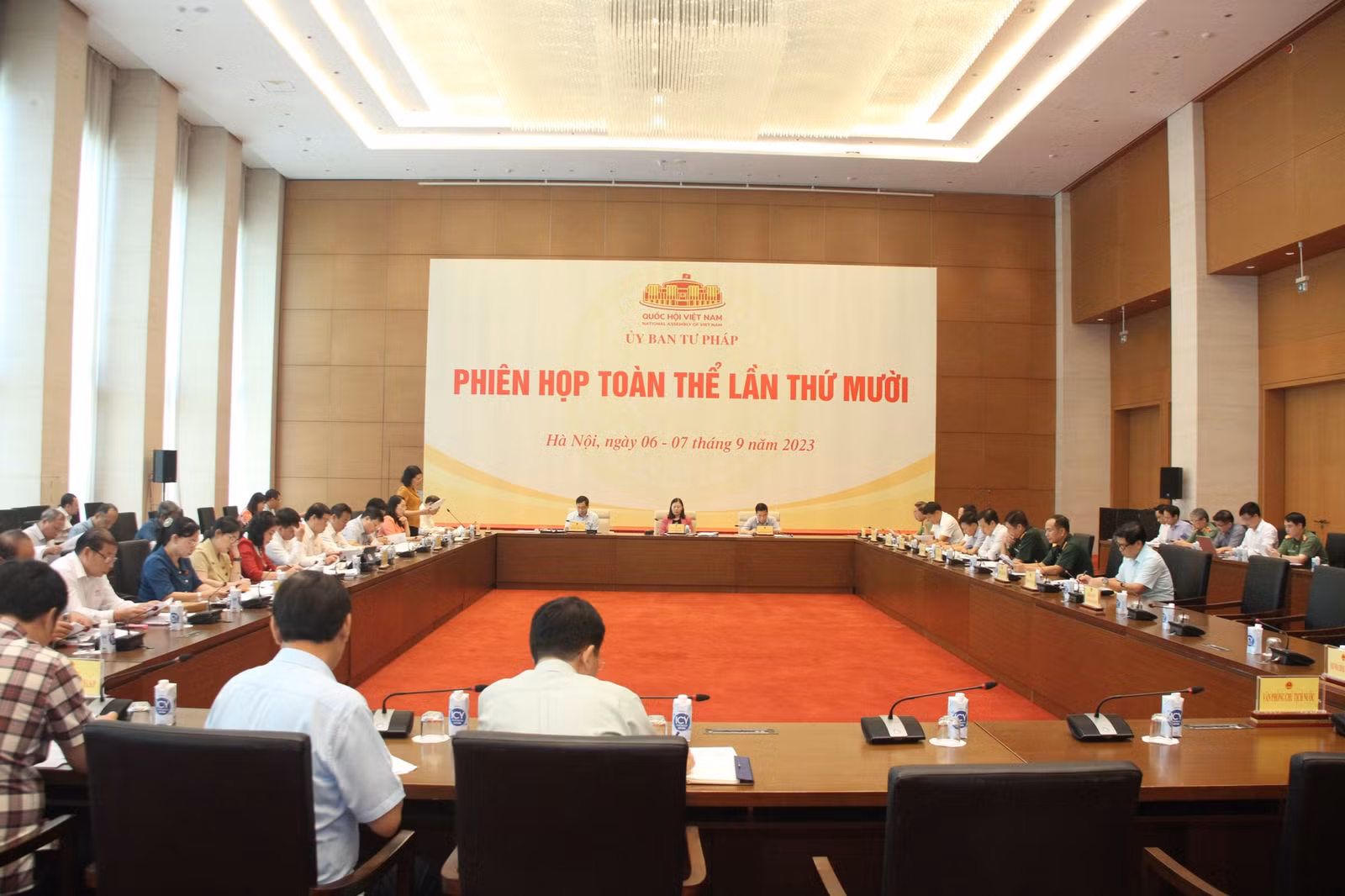 Toàn cảnh Phiên họp toàn thể lần thứ 10 của Ủy ban Tư pháp.