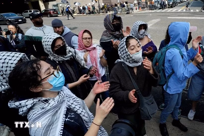Sinh viên biểu tình để bày tỏ ủng hộ người Palestine tại đại học Columbia ở New York (Mỹ).