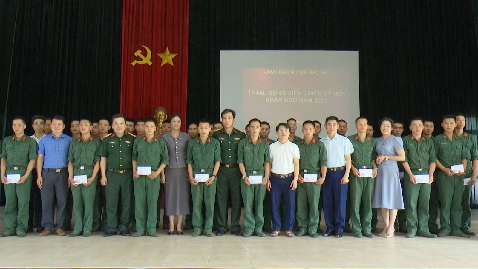 đoàn công tác của UBND huyện Bắc Hà chụp ảnh lưu niện với các chiến sỹ mới tại đơn vị huấn luyện.jpg